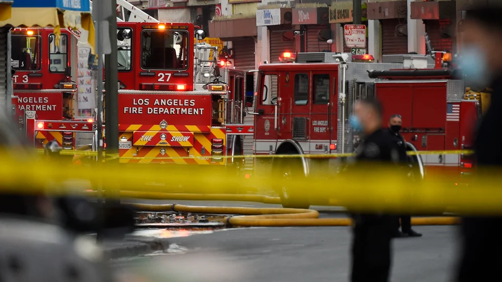 Över 200 brandmän kallades till branden i centrala Los Angeles.