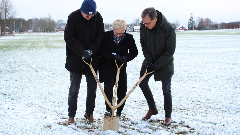 Nu inleds markarbetet. Lars Stjernkvist, Charlotta Gromulski och Nils Rydh tog första spadtaget till Martin & Serveras nya lager på fredagen.