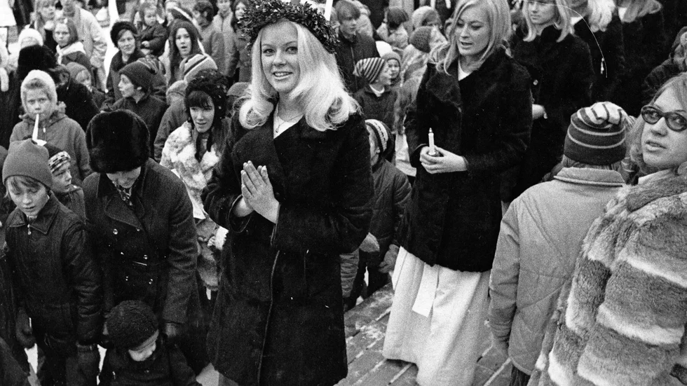 Som nyutnämnd rikslucia för 50 år sedan väntade många framträdanden för Carin Borgman och hennes tärnor.  Och överallt samlades åskådare i massor runt den blonda Arvidsjaurstjejen.