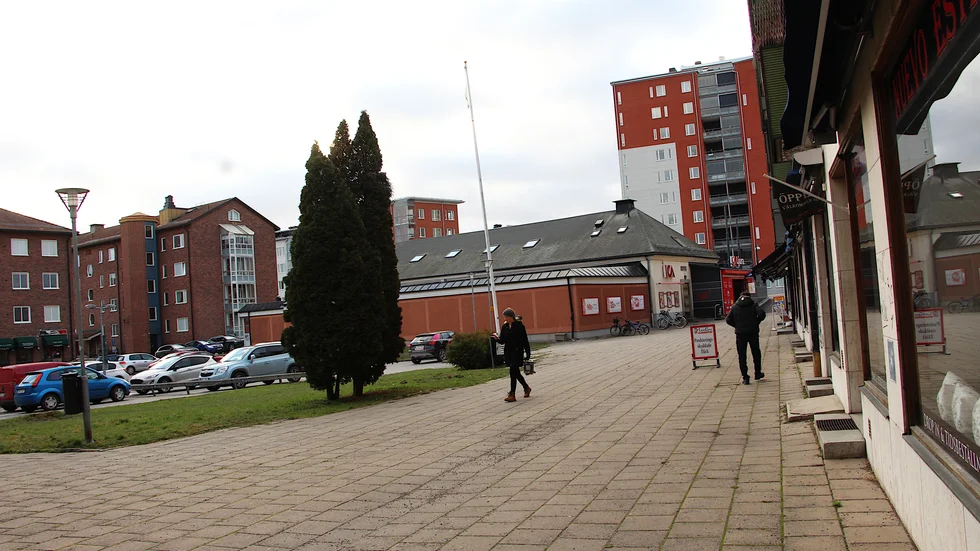 Här på torget vill Subnova lägga det nya flerbostadshuset med ett högt hörn och parkeringen ska flyttas under mark. I kommunens tjänsteskrivelse skriver man att det är viktigt att parkeringen ersätts av ett torg.