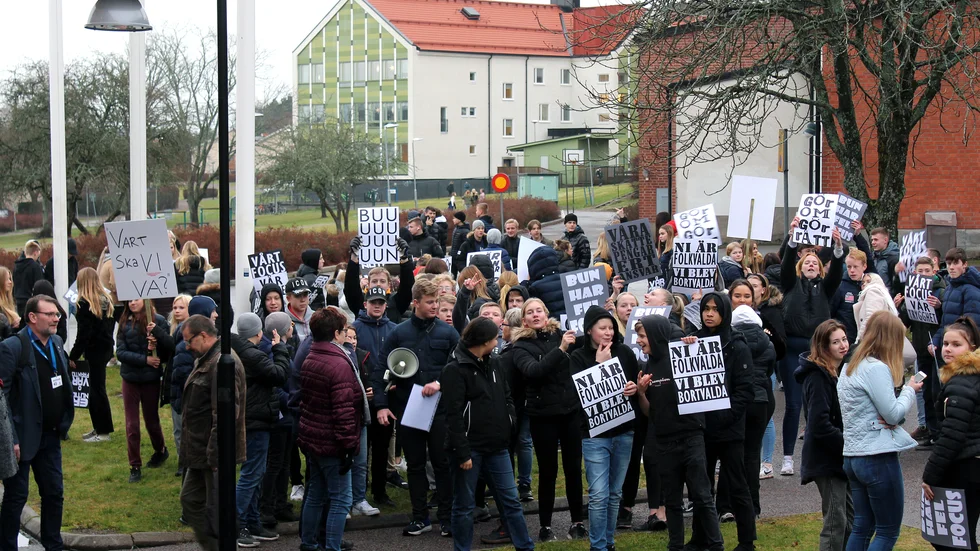 ”Bun har fel focus” och ”Ni riskerar vår hälsa” var några av budskapen som syntes utanför kommunhuset.