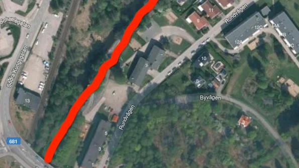 Åpromenaden mellan Kyrkvägen och Frändestavägen i Flen har stängts av på grund av höga vattenflöden. Bild från Flens kommuns hemsida.
