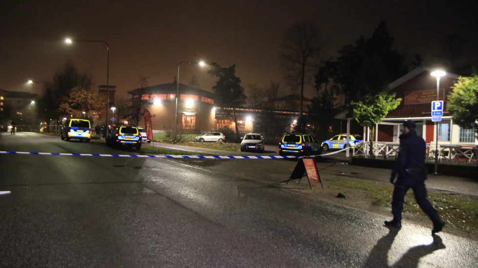 En person sköts till döds och en skadades i Stenhagen sent i söndags kväll.