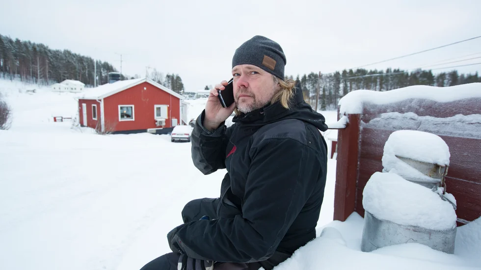 Att prata i mobiltelefon inne i huset eller runt byggnaden är inte att tänka på. Mobiltäckningen är därtill alltför dålig. Det är antingen mjölkbryggan vid landsvägen eller hustaket som gäller för Håkan Landström om han vill få kontakt med omvärlden via sin smartphone.