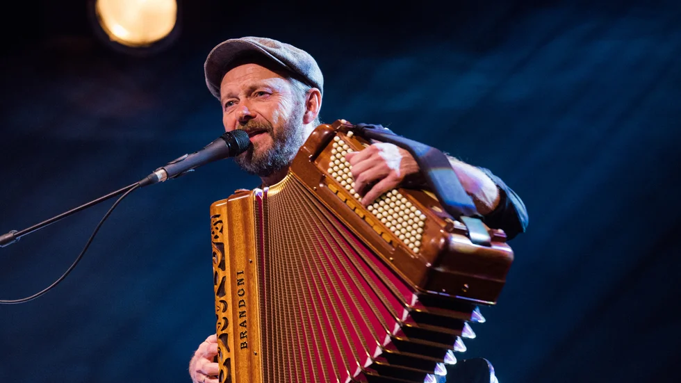 Bengan Janson spelar dragspel, sjunger och berättar under sin jubileumsföreställning med premiär i Uppsala.