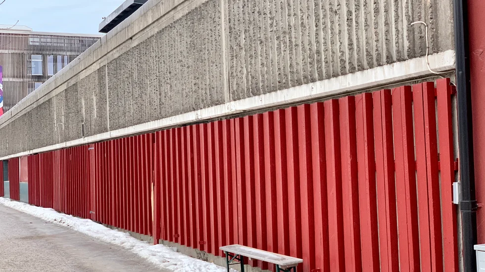 En liten ansiktslyftning gjordes i somras av p-däcket Löjan. I väntan på att däcket ska bli bostäder målades sidan mot Sundsgatan.
