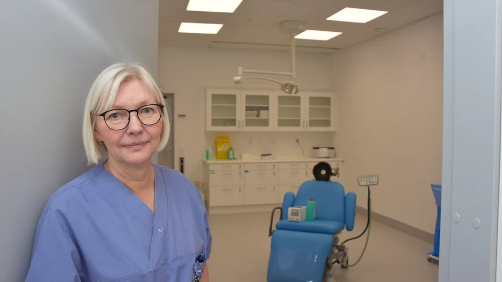 Enhetschefen Christine Johansson visar injektionsrummet, där patienter får injektioner direkt in i ögats glaskropp. Rummet är nytt.