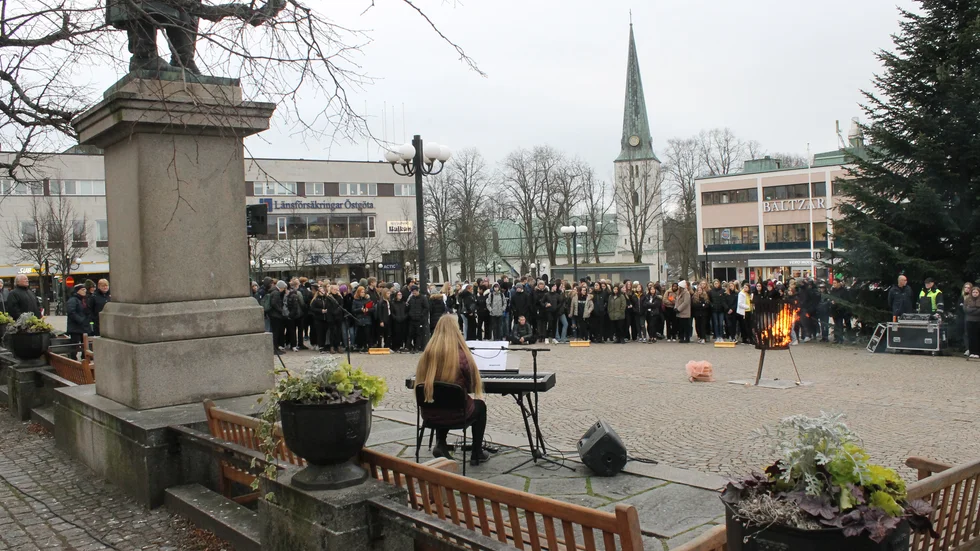 Elever från Motalas skolor kom till en samling på Stora Torget i Motala på Förintelsens minnesdag. 