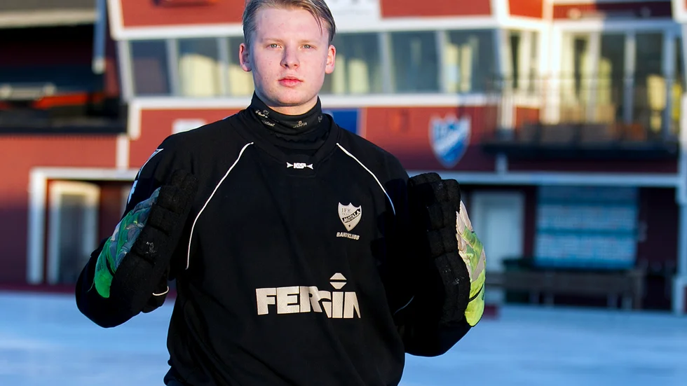 Med en straffräddning i den 85:e minuten såg Hugo Lundqvist till att IFK:s hopp om att vinna åttondelsfinalserien mot Vetlanda lever inför torsdagens returmöte.