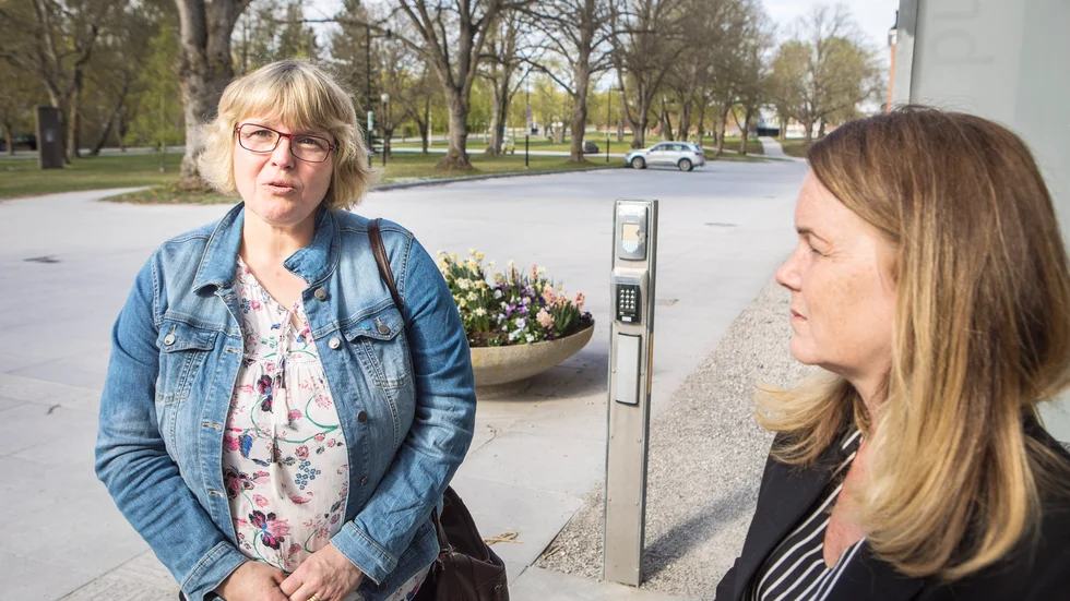 Anna Törnfelt tillsammans med Sveriges lantbruksminister Jennie Nilsson vid ett besök på Gotland.