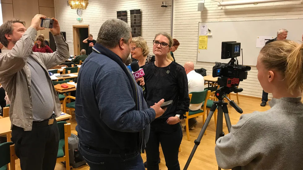 Ett TV-team från TV100 blev avvisade från kommunhuset på torsdagen efter en incident med en politiker. Här intervjuar samma TV-team kommunalrådet Sara Sjödal (C).