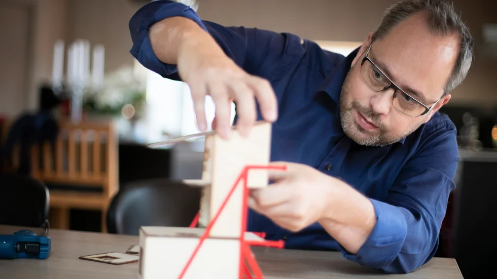 Michel Silverstorm monterar ihop en modell av  idékoncept Nestinbox.
