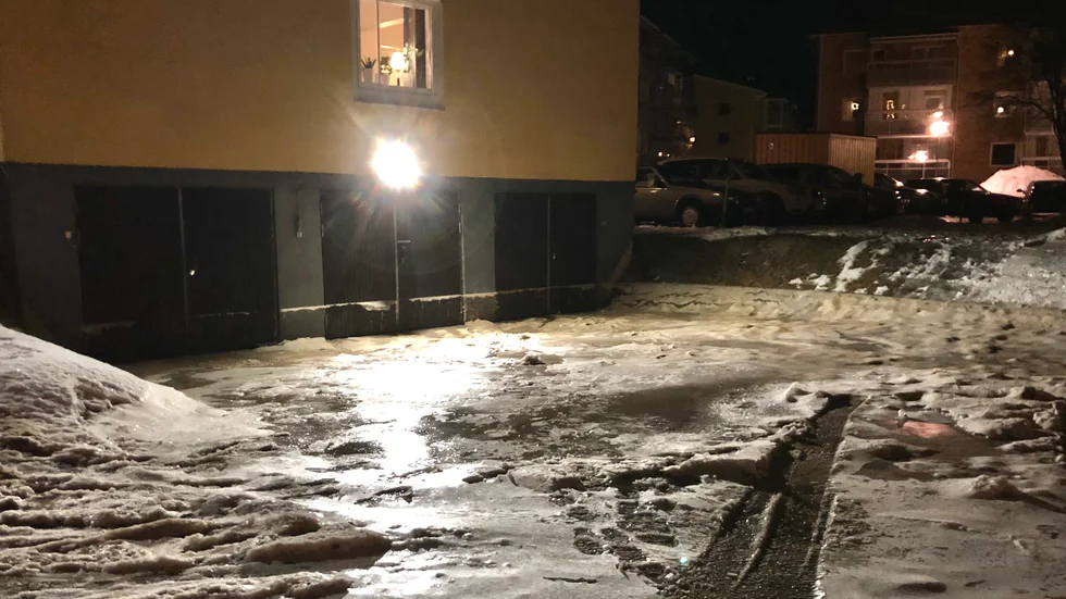 En nedfart till ett garage på Kolmilavägen blev vattenfyllt på grund av onsdagskvällens vattenläcka.