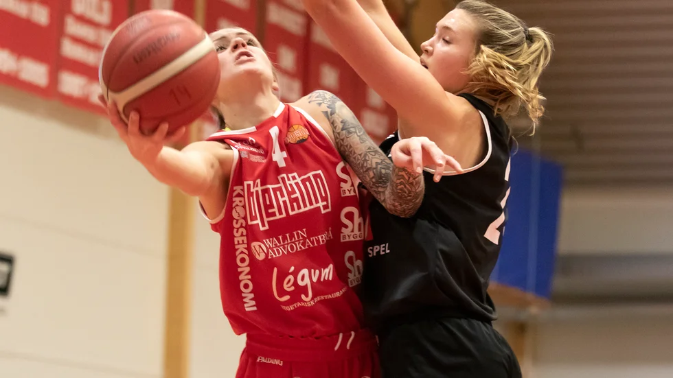 Emelie Enjebo (till vänster) och hennes Uppsala hade en tuff uppgift mot Visby och deras duktiga amerikanskor, där Julie Spencer var en av dem. Emelie lyckades dock med ett fint trepoängsskytte göra 16 poäng.