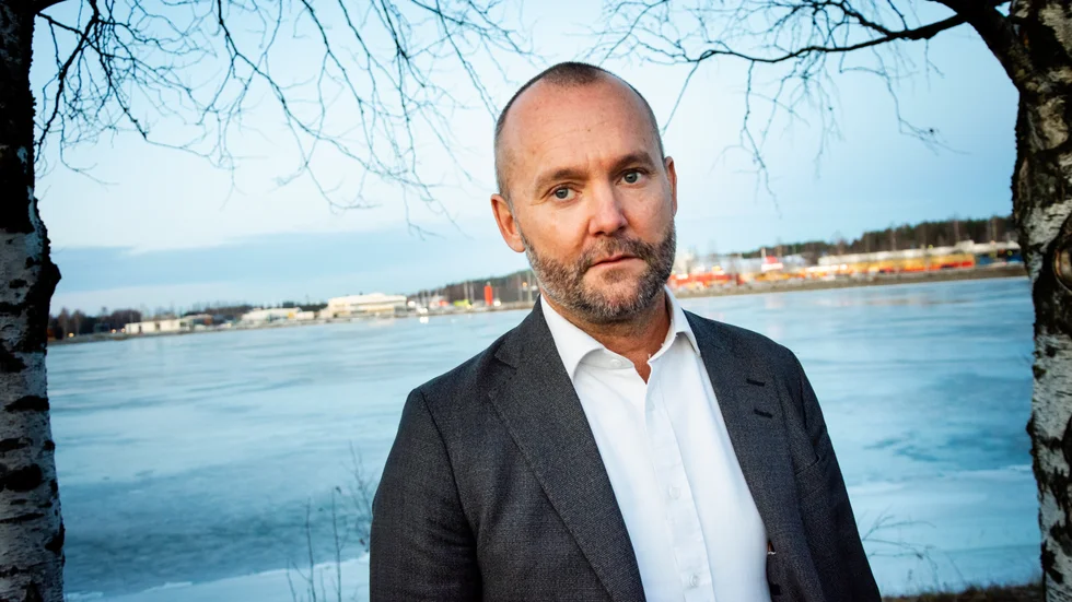 Till vardags hårdför advokat. Nu visar Jens Arnhof en annan sida av sig, som hjälparbetare inom Frälsningsarmen.