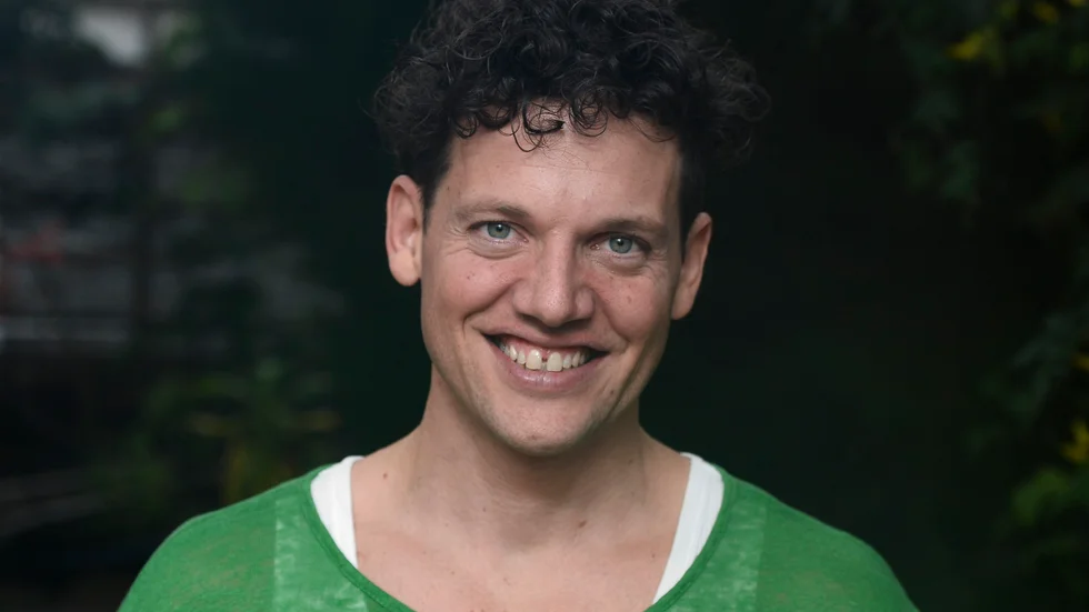 Barnprogramledaren Nassim al Fakir ska underhålla med ett "galet ljudäventyr".  