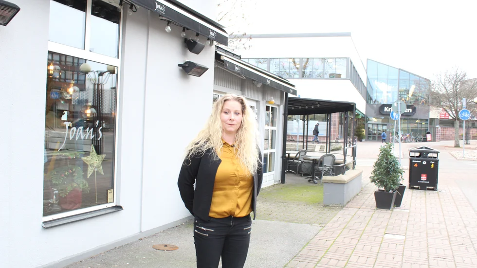 Kristin Andersson utanför Joan´s i Finspång.  Kristin har en särskild känsla för platsen. Här har hon både arbetat på varit delägare i tidigare verksamheter i fastigheten. 