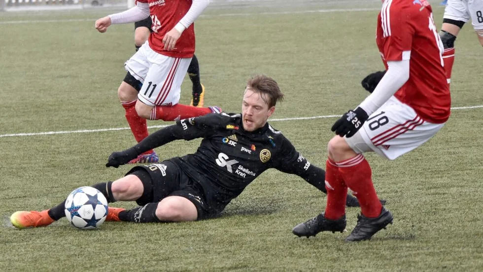 Linus Almqvist bor i Skellefteå där han tillhörde FF i nio säsonger.