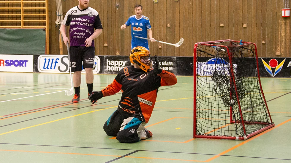 Med ett 2-3-underläge inför tredje perioden kom K4 ut med rejäl fart. 2.25 in i sista akten hade hemmalaget vänt till 5-3. Här går kaptenen Jesper Renbergs skott in till 5-3.