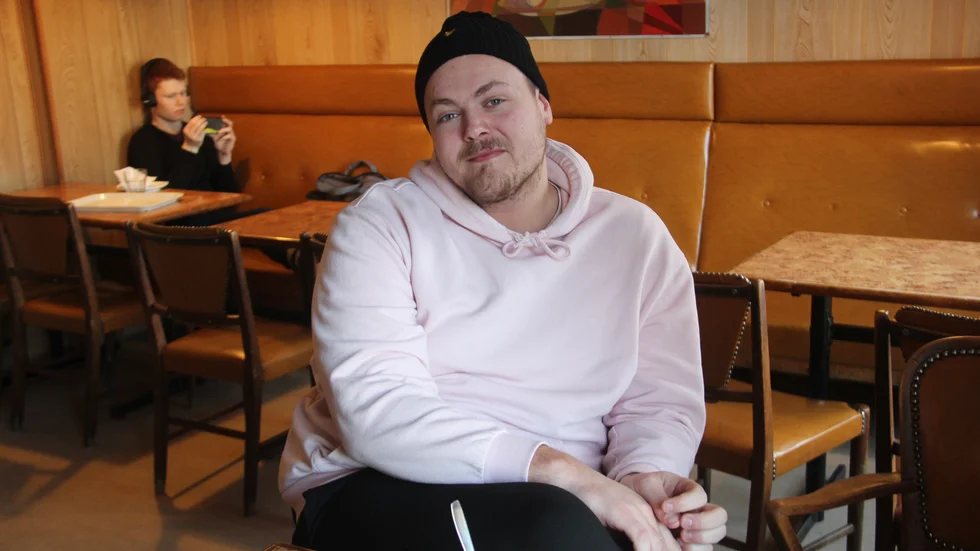 Simon Axelsson åkte ut i söndagens avsnitt av dokusåpan Farmen. Men han deppar inte för det. 