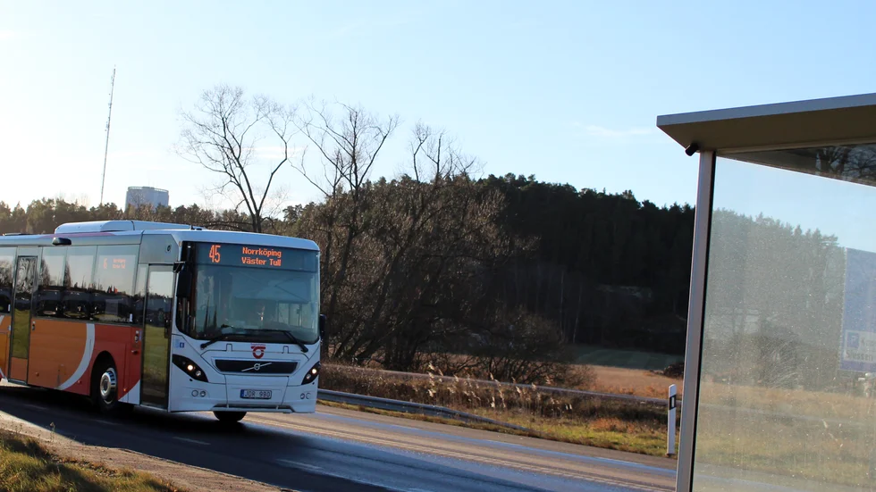 Två företag har nu krävt överprövning av Östgötatrafikens beslut att teckna avtal med Grimslövbuss och länets express- och regionbusstrafik.