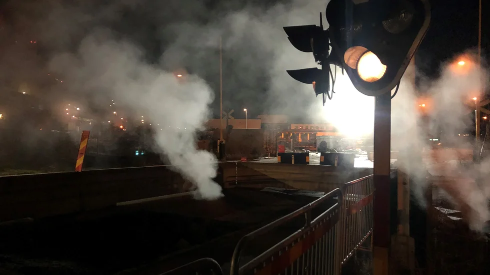 En böljande rökplym har stigit upp ur Danmarksgatan i Uppsala under en tid. Nu undersöker Vattenfall orsaken.