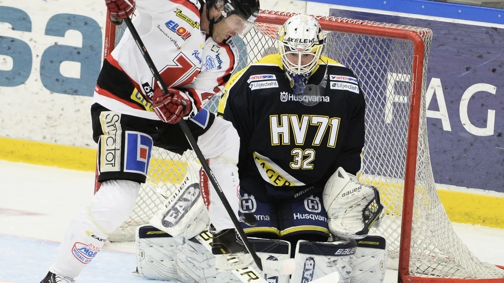 Conny Söderberg, här i Örebrotröjan, är en av de svenskar som representerat flest klubbar i sin karriär. På fredag gästar han Eskilstuna med sin 25:e klubb i ordningen, Surahammar.