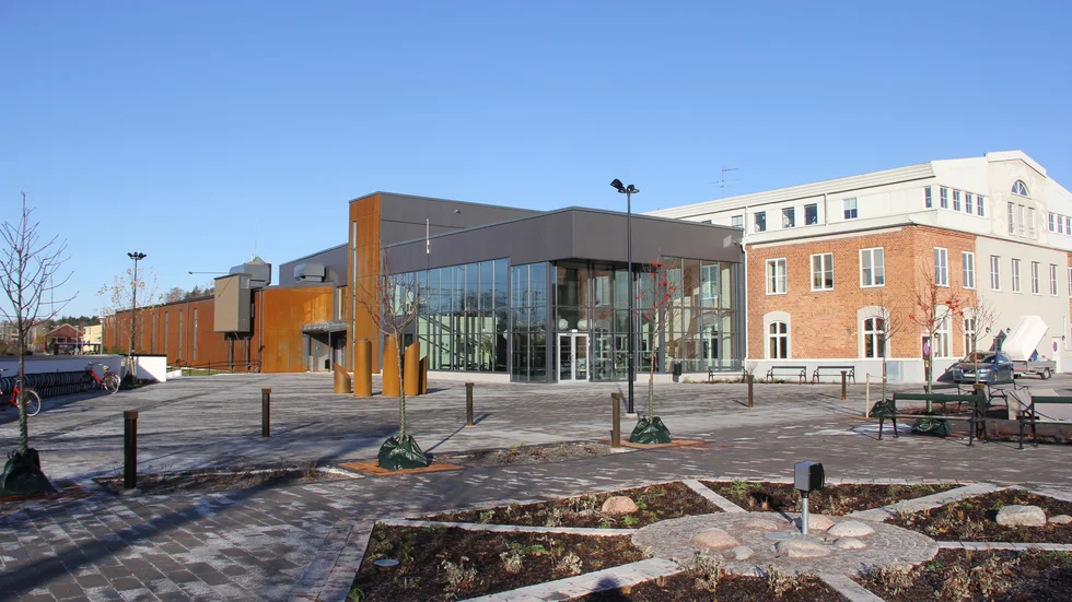 Framför den nya glasentrén vid Möbeln finns ett stort torg. Här var det tidigare en parkeringsplats.
