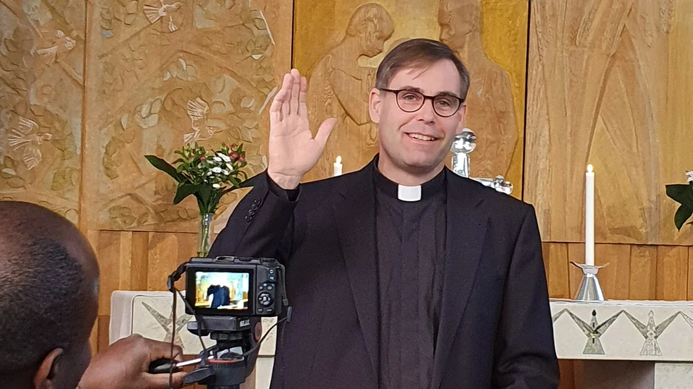 Under en tid har Oxelösunds församling spelat in gudstjänster och lagt ut på sociala medier  - här i form av kyrkoherden Mathias Bähr. Nu börjar man med gudstjänster igen - men utanför Sankt Botvid.