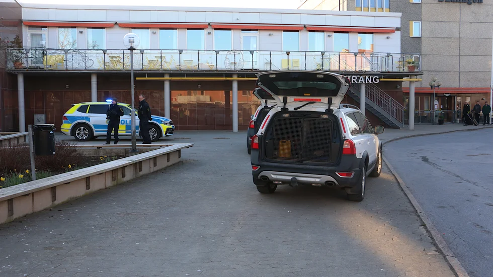 Polisen på plats i centrala Hultsfred.