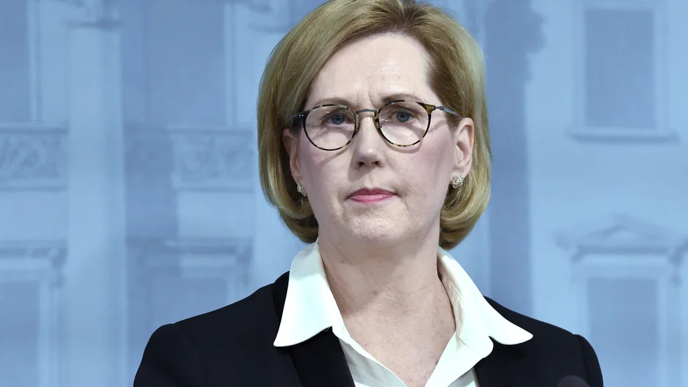 Finlands arbetsminister Tuula Haatainen meddelar att en toppchef sägs upp med omedelbar verkan efter att undermåliga ansiktsskydd köpts in till mångmiljonbelopp.