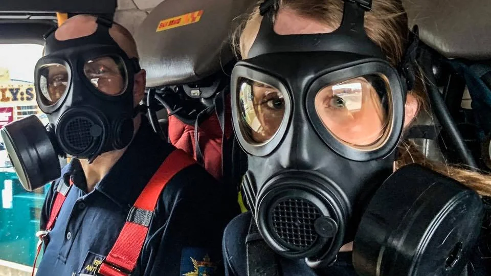 Antti Karonen och Malin Larsson i skyddsmaskerna som Uppsala brandförsvar numer använder sig av för att förhindra smittspridning av coronaviruset.