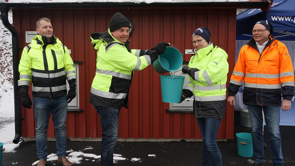 Här sker den ceremoniella invigningen av bygget av vattenledningen. Från vänster; Jonas Nyberg (S), vice ordförande i Tierp energi och miljö, Kenneth Pettersson (M), ordförande i Tierp energi och miljö, Margaretha Widen Berggren (S), styrelseordförande Östhammar Vatten, och Per-Olof Olsson (M), vice ordförande i  Östhammar Vatten.