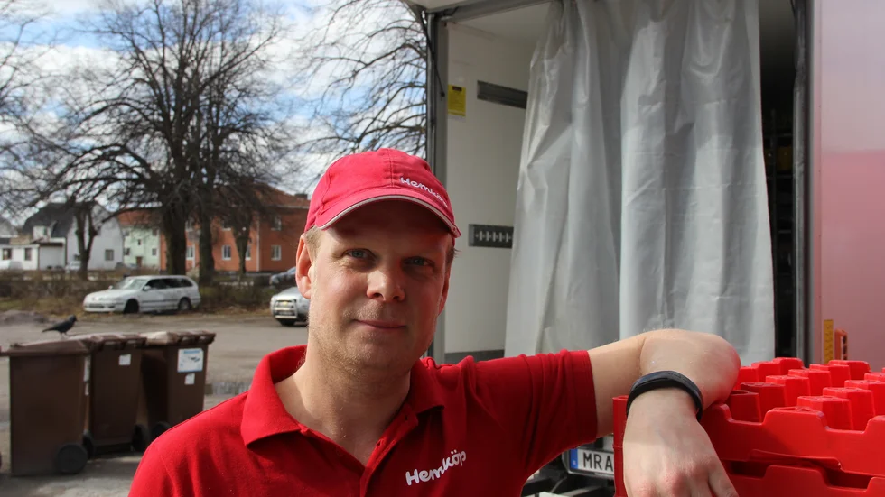 Tierpsbon Tomas Blom vill hjälpa de människor som är extra utsatta i coronatider med handling och hemkörning av livsmedel.