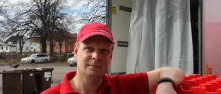 Han kör ut mat till utsatta på sin fritid
