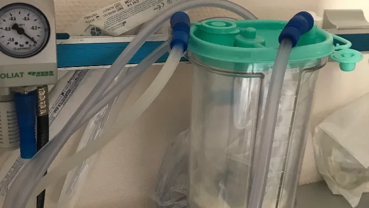 Under tre dagar låg han i respirator, nu har han kommit hem till fru och barn. Kanske är han smittfri, kanske inte.