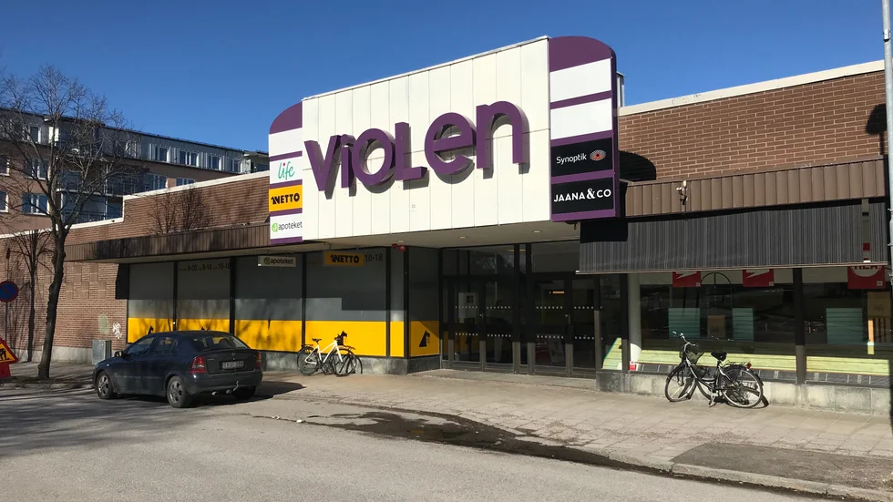 Stans flaggskepp som galleria, Violen på Köpmangatan töms med förfärande fart på sitt innehåll; mestadels för katrineholmarna gamla välkända butiker. Skriver insändarskribenten.