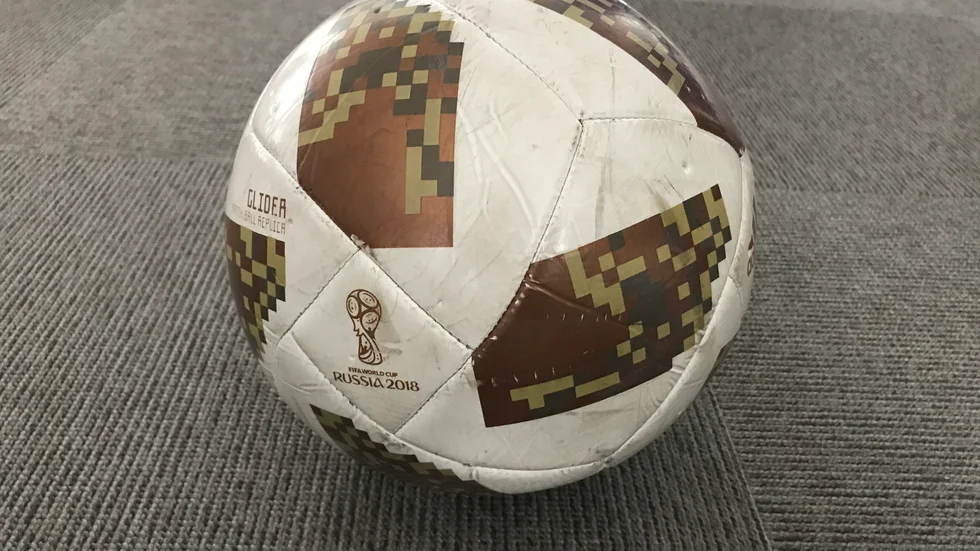 Träning för exempelvis fotbollslag inomhus är inte enligt rekommendationerna. 