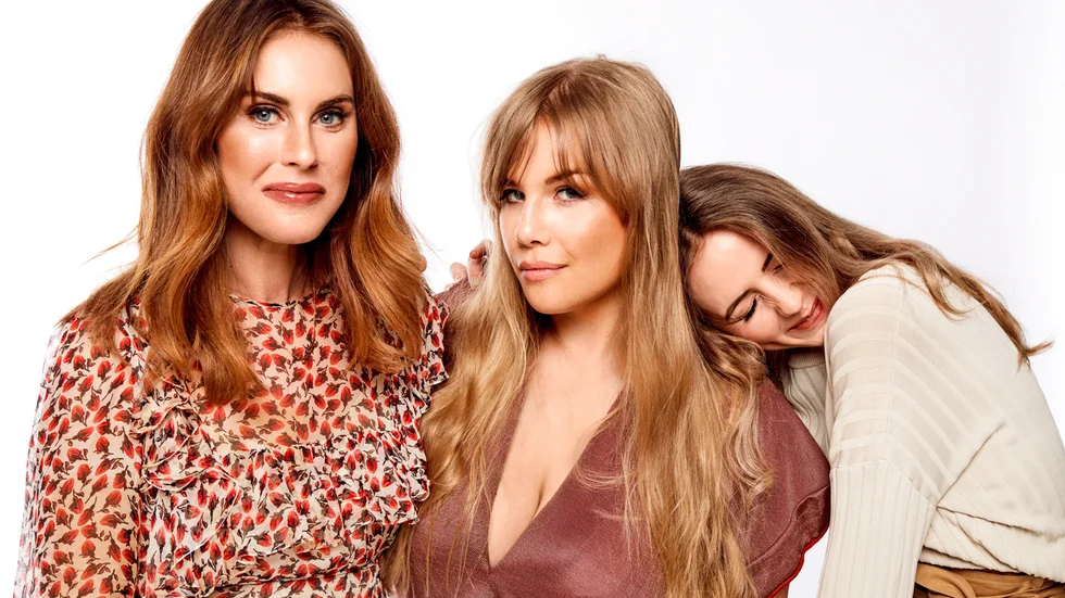 Bianca Meyer, Anna Björklund och Moa Wallin utgjorde poddtrion i "Della Q". Pressbild.