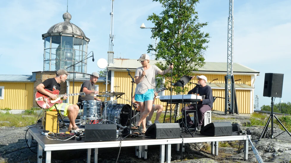 Kulturföreningen Mullberget har byggt upp en scen på klipporna, som under onsdagskvällen intogs av bland annat SkelleftePop. 