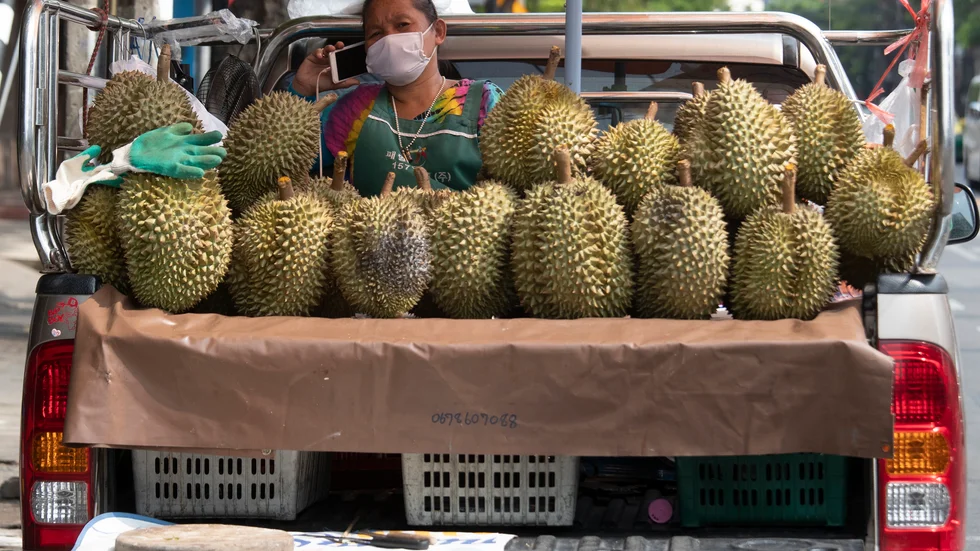 En durianförsäljare i Bangkok i Thailand. Arkivbild.