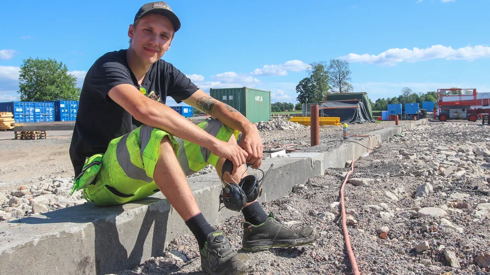 Skolan lärde Emil Andersson grunderna, men det är på bygget han lär sig mest.