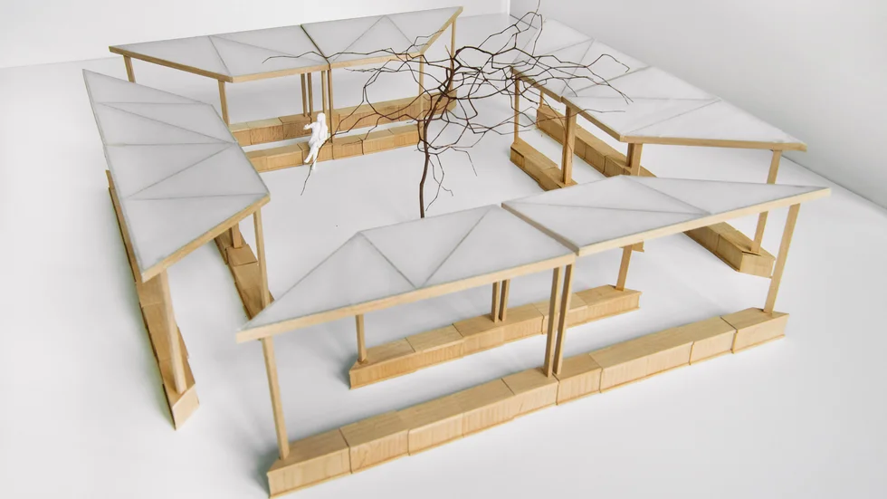 Ninna Kapadia, Nyréns arkitektkontor, har byggt modellen av det flyttbara och expansiva utomhuskapell som ska invigas vid Fröslunda kyrka i Uppland i början av juli.