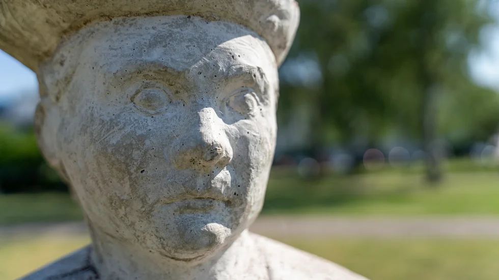 Augusta Widebeck har en park uppkallad efter sig i Strängnäs. Där står också en staty av Strängnäskvinnan.
