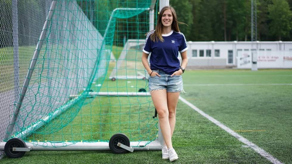 Erica Hellberg är uppvuxen med en missbrukande pappa. Nu vill hon hjälpa föreningar till att agera på rätt sätt ifall samma situation som för henne uppstår. 