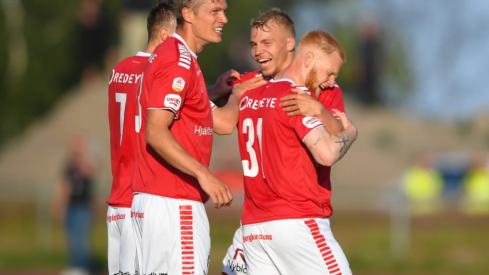 Kalmar firar Nils Frölings (nummer 3) 2–0-mål mot Helsingborg.