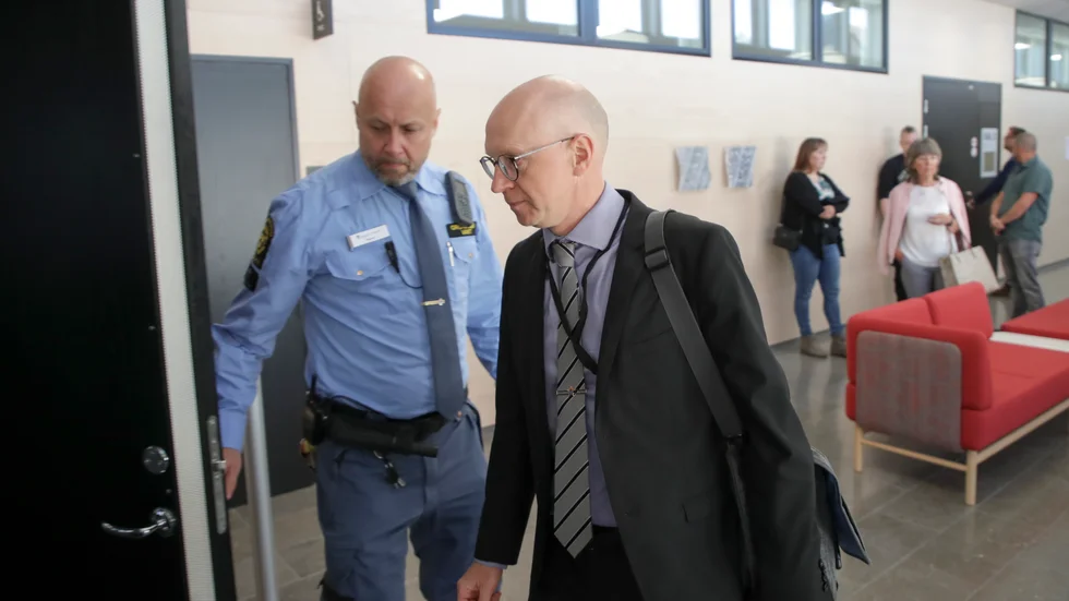 Kammaråklagare Jim Westerberg på väg in i rättssalen i Uddevalla tingsrätt.