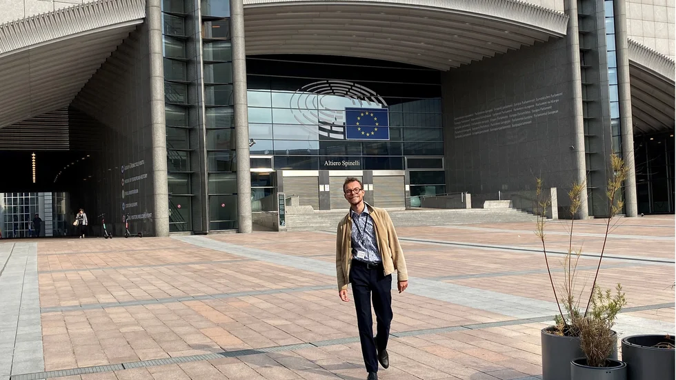 Alexander Högberg kan se fram emot ytterligare minst ett halvår i Europaparlamentet i Bryssel.
