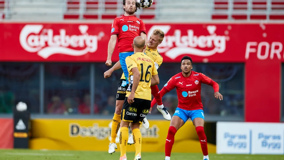 Helsingborgs nyförvärv Mix Diskerud debuterade i 0–0-matchen mot Elfsborg och når här högst i luften.