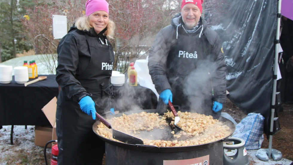 Maria Renström och Jörgen Hult från kommunen wokade palt i Stockholm i november 2018. Nu blir det digitala möten istället.
(Arkivbild)